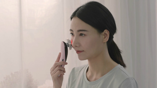年輕的媽媽也開啟了這幾用美容儀的經驗；