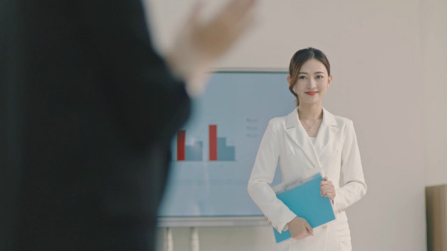 職場中的這位美女在一次重大項目的演講中找到了自信的人生；