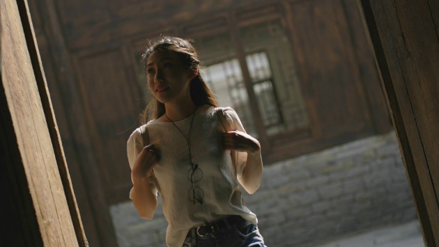 宣傳片中的美女主人公；處境記憶了古鎮的美好旅程；