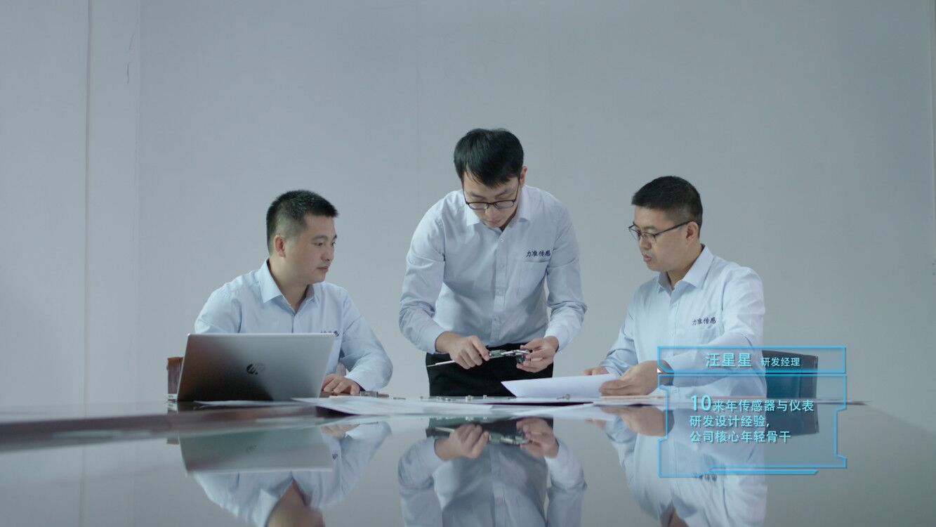 設計師一起討論，產品設計理念和追求精益求精的匠心精神